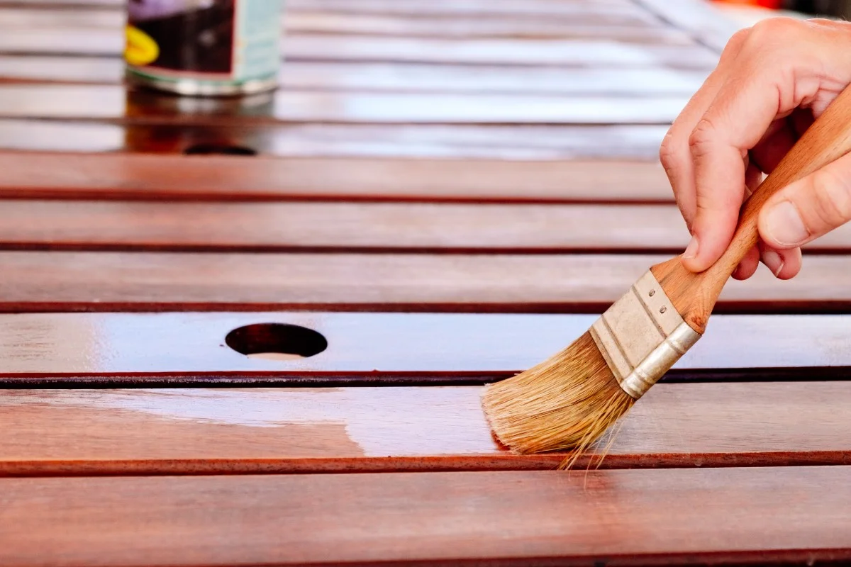 Furniture Finishing with Universal Thinner